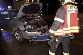 Unfall in Chemnitz: VW rammt Verkehrsschilder auf Bundesstraße - Gegen 18 Uhr eignete sich am Sonntag ein Unfall in Chemnitz.