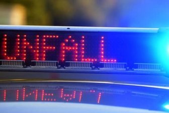Unfall in der Baustelle Waldheimer Straße - Fahrer muss Führerschein abgeben - Kameraden der Feuerwehr waren im Einsatz, um den Fahrer aus seinem Wagen zu befreien.
