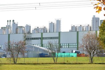 Unfall in der Freiberger Molkerei: Verletzte können Krankenhaus verlassen - In der Molkerei Freiberg-Hainichen verarbeiten mehr als 300 Mitarbeiter und 13 Auszubildende rund 150 Millionen Kilogramm Milch pro Jahr. Diese Zahlen waren 2023 von der Firma am Tag der offenen Unternehmen genannt worden.