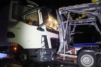 Unfall in der Nachtbaustelle auf der A4 bei Hainichen - Bei dem Unfall auf der A4 ist ein Lkw auf einen Verkehrsleitanhänger gefahren.