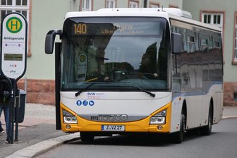 Unfall in der Nähe des Bahnhofs in Glauchau: Linienbus muss abgeschleppt werden - Ein Bus des Regionalverkehr Westsachsen war in Glauchau in einen Unfall verwickelt.