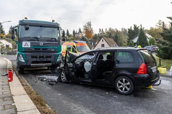 Unfall in Ellefeld: Rettungshubschrauber im Einsatz - Zwei Personen sind bei dem Unfall verletzt worden.