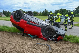 Unfall in Frankenau: Ersthelfer befreien Fahrer aus Auto - Nach einem Überschlag musste ein Skoda-Fahrer aus seinem Auto befreit werden.