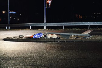 Unfall in Frankenberg: Auto beschädigt Ampel und fährt einfach weiter - Ein Unfall ereignete sich am Montagabend auf der Mittweidaer Straße in Frankenberg.