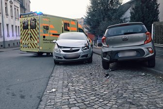 Unfall in Frankenberg: Verletzte nach Kollision - Am Freitagabend sind in Frankenberg zwei Fahrzeuge zusammengestoßen.
