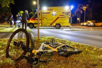 Unfall in Freiberg: 16-jährige Radfahrerin und 87-Jähriger Autofahrer beteiligt - An der Einmündung zur Karl-Kegel-Straße kam es zu einem Unfall.