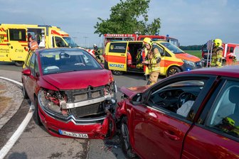 Unfall in Geringswalde: Polizei nennt weitere Details - Beim Frontalzusammenstoß knallten ein Peugeot und ein Citroen in einer Kurve aufeinander.