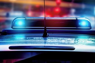 Unfall in Glauchau: Feuerwehr muss Frau aus Nissan Micra befreien - Polizei und Feuerwehr waren nach dem Unfall auf der Schönberger Straße im Einsatz. 