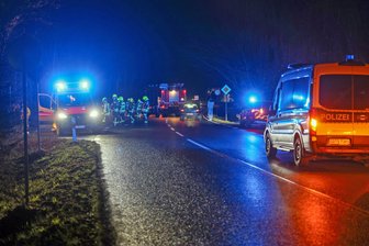 Unfall in Glauchau-Niederlungwitz: Ignoranz der Autofahrer verärgert Feuerwehrleute - Die Lungwitztalstraße in Glauchau war nach dem Unfall rund eine Stunde voll gesperrt.
