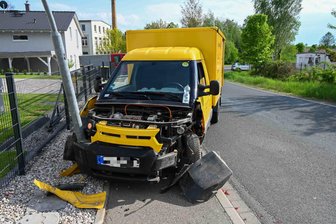 Unfall in Hartha: Postauto stößt mit VW und Laterne zusammen - Bei einem Unfall in Hartha prallte ein Postauto gegen eine Laterne.
