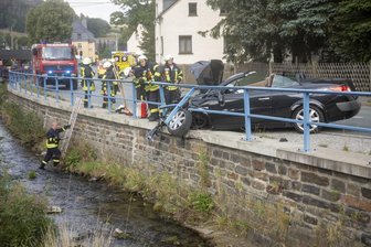 Unfall in Herold: Cabrio kracht in Geländer -