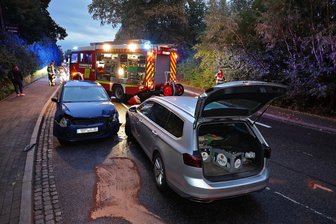 Unfall in Hohenstein-Ernstthal: Drei Verletzte und zwei abschleppreife Autos - Nach dem Unfall war die Straße in Hohenstein-Ernstthal mehr als zwei Stunden voll gesperrt.