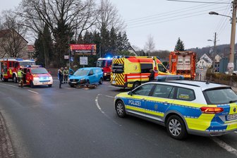Unfall in Hohenstein-Ernstthal: Motorradfahrer kommt ins Krankenhaus - Nach einem Unfall war ein Teil der Kreuzung in Hohenstein-Ernstthal gesperrt.