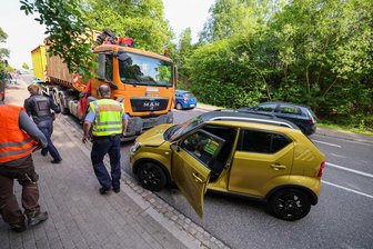 Unfall in Hohenstein-Ernstthal: Suzuki kollidiert mit Laster - Rund 6000 Euro Schaden meldet die Polizei nach einem Unfall in Hohenstein-Ernstthal.
