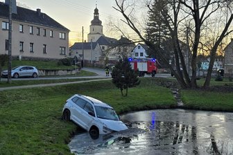 Unfall in Leubnitz: Auto fährt in Teich - Polizei korrigiert Angaben - Am Samstagnachmittag ist ein Auto in den Teich an der Hauptstraße in Leubnitz gerollt.