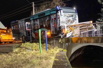 Unfall in Lichtenberg: Brückengeländer bohrt sich in Bus – „Fahrer hatte einen Schutzengel“ - An Bus und Brücke in Lichtenberg entstand ein hoher Sachschaden.
