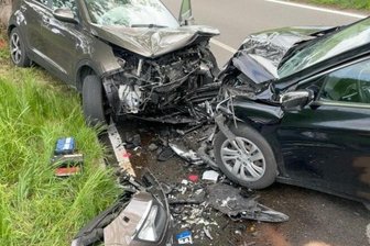 Unfall in Lichtenberg: Rettungshubschrauber im Einsatz - In Lichtenberg sind zwei Autos frontal zusammengestoßen.