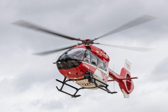 Unfall in Limbach-Oberfrohna: Vier Verletzte, Rettungshubschrauber im Einsatz - Nach dem Unfall in Limbach-Oberfrohna kam Hilfe auch aus der Luft.