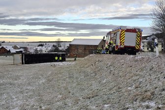 Unfall in Limbach: Sattelauflieger rutscht von der Straße - In Limbach ist am Mittwoch ein Lastwagen von der Straße abgekommen.