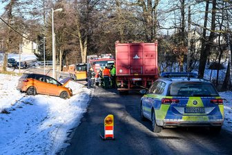 Unfall in Mittweida: Auto stößt mit Traktor zusammen und wird gegen Mast geschleudert - Am Mittwoch kam es in Frankenau zu einem Verkehrsunfall zwischen einem Traktor und einem Ford.
