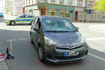 Unfall in Mittweida: Fußgänger von Auto erfasst - Die Ermittlungen zum genauen Unfallhergang dauern an. Zeugen werden gebeten, sich bei der Polizei zu melden.