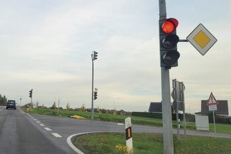 Das Verkehrsschild, das in Mittweida Autofahrern zeigt, wo es nach Zschöppichen geht, ist bei einem Unfall umgefallen.