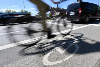 Unfall in Mühlau: Radfahrer bei Kollision schwer verletzt - Im Kreuzungsbereich der Unteren Hauptstraße in Mühlau kam es zum Zusammenstoß.