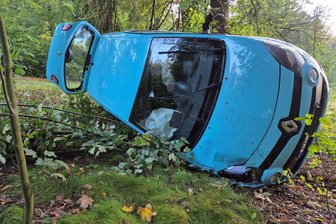 Unfall in Naundorf: Auto überschlägt sich - Am Dienstagabend hat sich in Naundorf ein Auto überschlagen, bei dem Unfall wurde die Fahrerin verletzt.