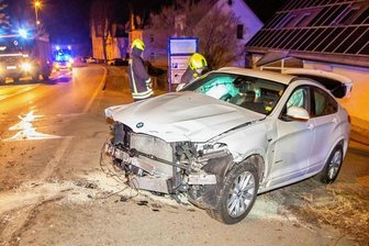Unfall in Neukirchen: Betrunkenes Pärchen landet Samstagnacht mit BMW an Lichtmast und Baum - Am Samstag kollidierte dieser BMW mit einem Lichtmast und einem Baum.