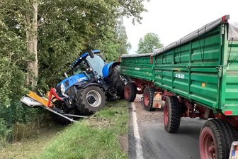 Unfall in Neumark und Rohrbruch in Reichenbach halten in Atem - Der Traktor und das in den Unfall verwickelte Auto mussten abgeschleppt werden. Die Neumarker Feuerwehr sperrte die Unfallstelle ab und wendet sich nun aus aktuellem Anlass mit einem Appell an die Autofahrer.