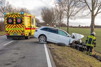 Unfall in Neuwürschnitz: Audi kracht gegen Baum - Auf der Straße Zur Lutherbuche in Neuwürschnitz hat sich am Mittwochnachmittag ein schwerer Verkehrsunfall ereignet.