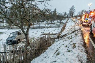 Unfall in Niederdorf: Transporter überschlägt sich - Der Unfall ereignete sich kurz nach Ortseingang Niederdorf.