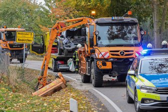 Unfall in Oberwiera: Pick-up prallt gegen Mähfahrzeug - Ein Pick-up ist in Neukirchen auf ein Mähfahrzeug der Straßenmeisterei geprallt.
