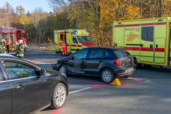 Unfall in Oelsnitz: Ford prallt gegen Volkswagen - Kameraden der Feuerwehren Neuwürschnitz und Oelsnitz sicherten den Unfallort ab und unterstützten den Rettungsdienst.