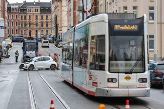 Unfall in Plauen blockiert Straßenbahnverkehr von und nach Preißelpöhl - Zwei Frauen sind am Dienstagmorgen mit einem Toyota-Kleinwagen auf der August-Bebel-Straße in Plauen verunglückt.