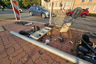 Unfall in Plauen legt Ampel an viel befahrener Kreuzung lahm - Zerstörte Ampel nach dem Unfall am Dittrichplatz in Plauen.