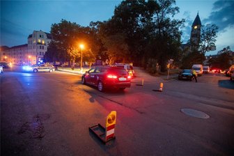 Unfall in Plauen - Rettungshubschrauber im Einsatz - Die Unfallstelle am Freitagabend: Polizeibeamte haben die Seumestraße zur Unfallaufnahme gesperrt.