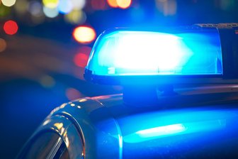 Unfall in Schneeberg hinterlässt Sachschaden in fünfstelliger Höhe - Zu einem Unfall mit hohem Sachschaden ist die Polizei in der Nacht in Schneeberg ausgerückt.