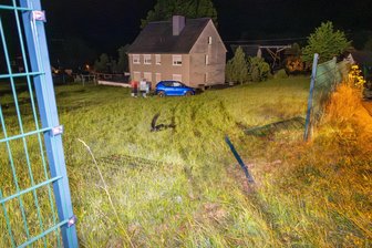 Unfall in Schneeberg: Zwei Frauen müssen ins Krankenhaus - Alkohol im Spiel - Bei einem Unfall in Schneeberg hat ein Auto einen Zaun durchbrochen.