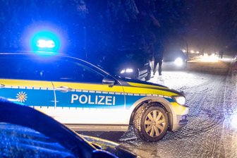 Unfall in Schöneck: Driften endet mit Blechschaden und Verletztem - Ein 25-Jähriger versuchte, auf einem Parkplatz in Schöneck zu driften.
