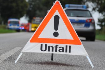 Unfall in Schöneck fordert hohen Sachschaden - Die Polizei meldet aus Schöneck einen Unfall mit hohem Sachschaden.