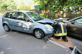 Unfall in Schwarzenberg: Drei Verletzte, Straße gesperrt - Zwei Autos sind am Sonntag in Schwarzenberg kollidiert.