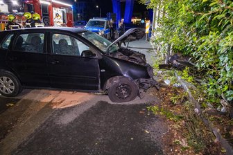 Unfall in Schwarzenberg: Jugendlicher fährt unter Alkoholeinfluss - Beim Unfall in Schwarzenberg krachte das Auto gegen eine Hauswand.