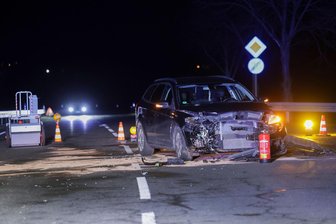 Unfall in St. Egidien: Kreuzung am Auersbergcenter war gesperrt - Keine Weiterfahrt mehr möglich. Die am Unfall beteiligten Fahrzeuge mussten abgeschleppt werden.