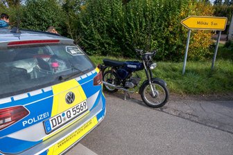 Unfall in Topfseifersdorf: Moped und Auto prallen zusammen - In Topfseifersdorf ist zu einem Zusammenprall mit einem Moped gekommen.