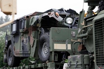 Unfall in US-Militär-Kolonne auf der A4 bei Frankenberg - In einer Kolonne von US-Militärfahrzeugen auf der A4 bei Frankenberg sind am Mittwochmorgen laut Polizei drei Militärfahrzeuge in einen Unfall verwickelt gewesen.