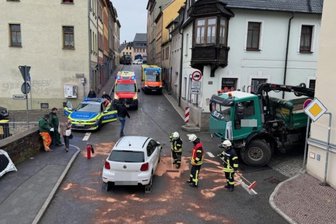Unfall in Waldenburg: B 175 war rund eine Stunde voll gesperrt – Retter versorgen zwei verletzte Personen - Nach einem Unfall war die B 175 in Waldenburg reichlich eine Stunde voll gesperrt.