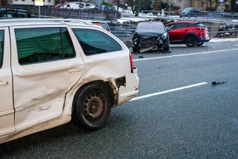 Unfall in Zschorlau: Unter den drei Schwerverletzten ist auch ein achtjähriger Junge - Ein Unfall hat sich am Donnerstagmorgen auf der August-Bebel-Straße in Zschorlau in Höhe Herzogstraße ereignet.