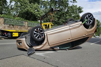 Unfall in Zwickau: Auto landet auf dem Dach - Der VW landete auf dem Dach, und das mitten auf der Fahrbahn.