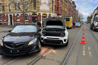 Unfall in Zwickau bringt Straßenbahn aus dem Takt: Polizei nennt Grund für Kollision - Ein Mazda und ein Jeep kollidierten auf den Straßenbahnschienen.